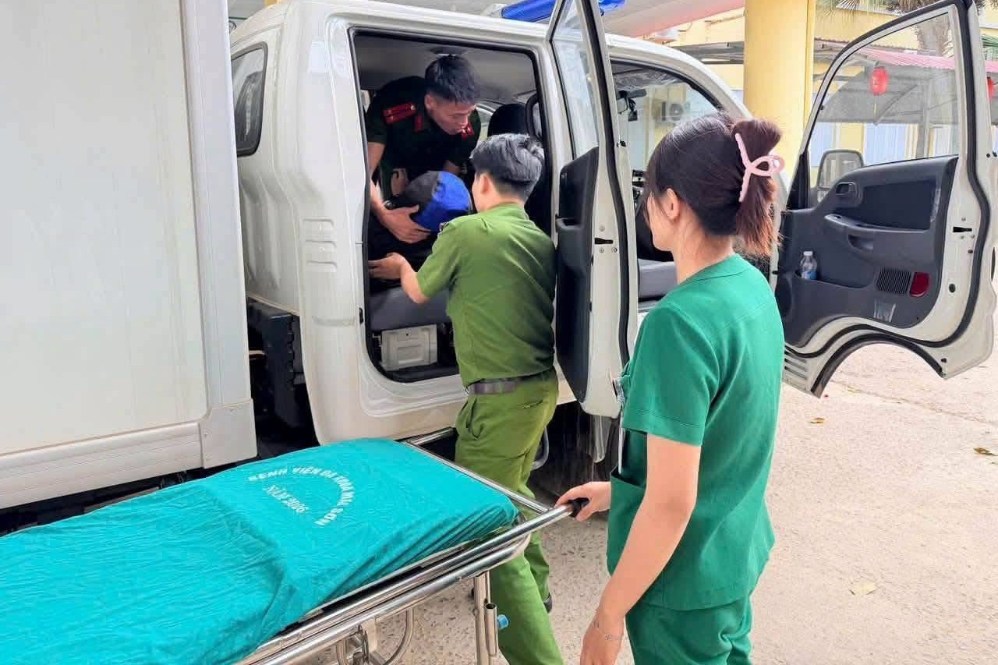 Cán bộ, chiến sĩ Trại tạm giam (Công an tỉnh Sơn La) đưa người bị tai nạn giao thông đến bệnh viện cấp cứu. Ảnh: Công an tỉnh Sơn La