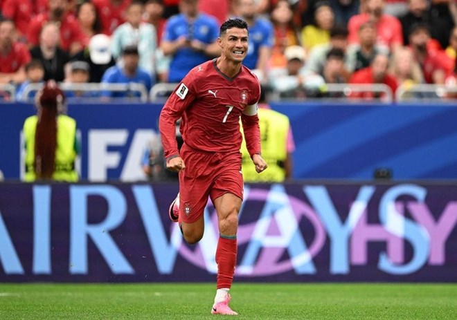 Ronaldo vượt Messi trong cuộc bầu chọn “Quả bóng vàng mọi thời đại”