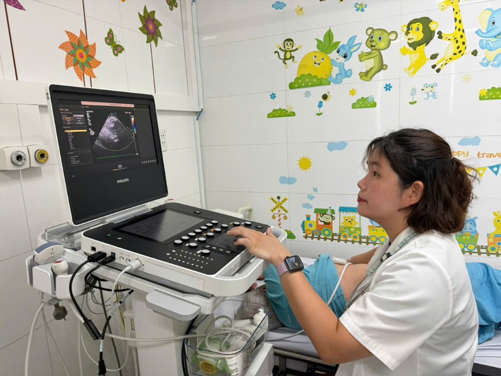 Sau 3 ngày can thiệp, cụ bà 89 tuổi đã tỉnh táo, tự ăn uống và sinh hoạt bình thường. Ảnh: Bệnh viện Đà Nẵng