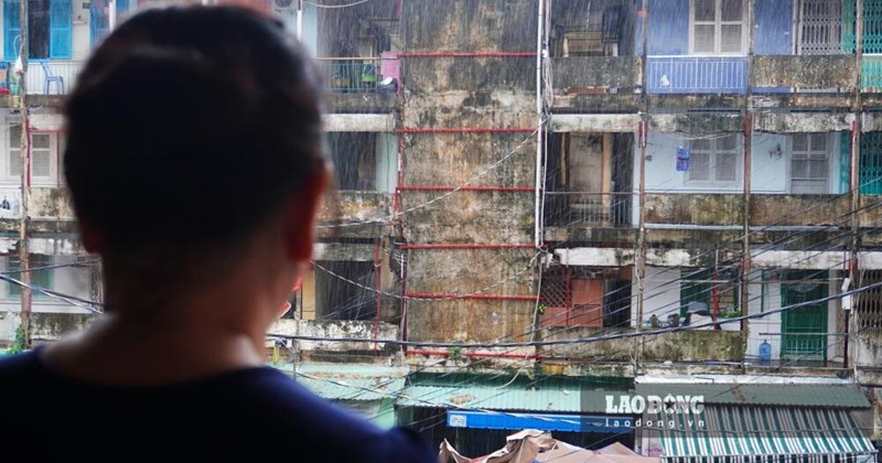 Temprry Building Residents of Vinh Hoi apartment building in Ho Chi Minh City are ...