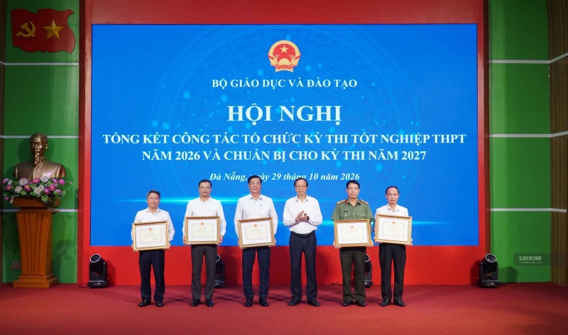Bộ Giáo dục và Đào tạo khen thưởng các tập thể tiêu biểu trong Kỳ thi Tốt nghiệp THPT 2026. Ảnh: Hoàng Bin