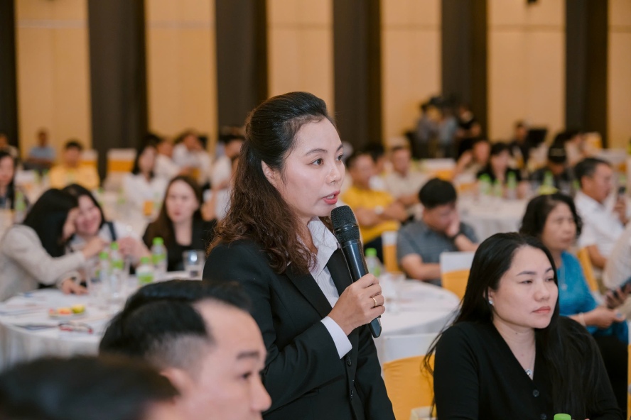 Bà Trần Thị Nga, Giám đốc Vietravel chi nhánh Thanh Hóa phát biểu tại Hội nghị Xúc tiến đầu tư, du lịch và kết nối phát triển đường bay Lâm Đồng - Thanh Hóa.