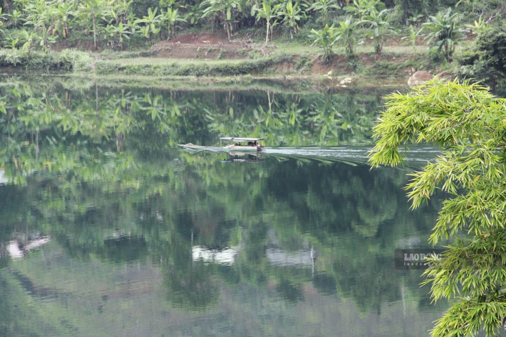 Người dân bản Bắc, xã Mường Bú mưu sinh trên hạ du Sông Đà. Ảnh: Minh Chuyên