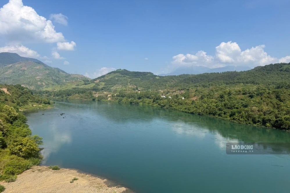 Người dân ven sông xã Mường Bú mưu sinh theo con nước hạ du sông Đà. Ảnh: Minh Chuyên