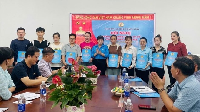Bà Võ Thị Thu Oanh - Phó Chủ tịch LĐLĐ tỉnh Vĩnh Long - trao quyết định kết nạp đoàn viên Công đoàn tại Hội nghị thành lập CĐCS Công ty TNHH Ying Hsin. Ảnh: LĐLĐ tỉnh Vĩnh Long ngày 29.9.2026