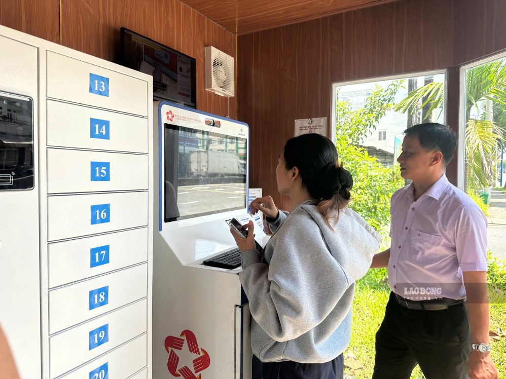 AI robots and smart cabinets serve people to complete administrative ...