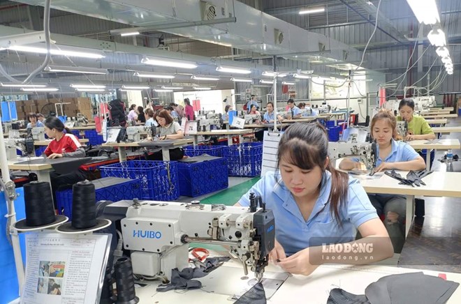 Công nhân lao động Khu công nghiệp Nam Cầu Kiền, Hải Phòng trong ca sản xuất. Ảnh: Mai Dung