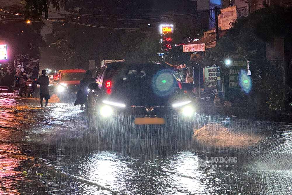 Notes to help drivers handle safely when the car windshield is splashed ...