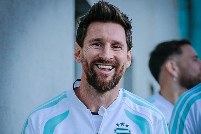 Messi rạng rỡ hội quân, chuẩn bị trận đấu cuối cùng cùng tuyển Argentina