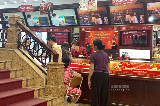 Giá vàng giảm mạnh, người mua lỗ tới 10,7 triệu đồng/lượng sau 1 tháng