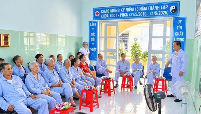 Công đoàn Bệnh viện Đa khoa Quảng Ninh chú trọng chăm sóc người cao tuổi. Ảnh: Công đoàn Quảng Trị đăng tải ngày 3.10