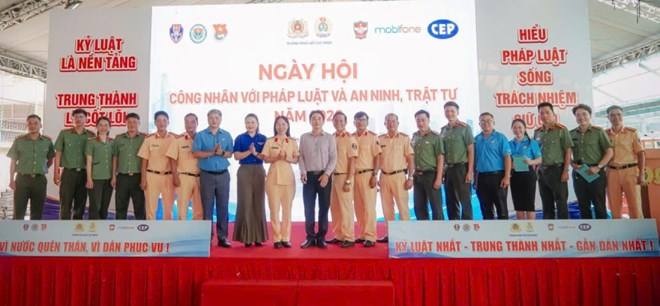 Công đoàn Công an TP Hồ Chí Minh (thuộc Công đoàn Công an nhân dân) tổ chức tuyên truyền pháp luật về an ninh trật tự cho công nhân, lao động tháng 9.2026. Ảnh: Nguyễn Hữu Toàn/Công đoàn Công an TP Hồ Chí Minh