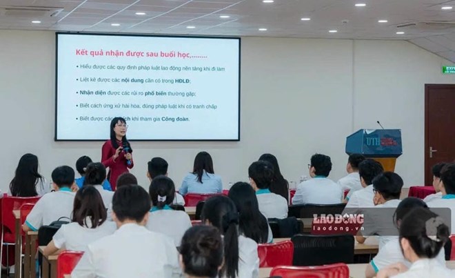 Luật gia Nguyễn Phan Bảo Khuyên tư vấn, chia sẻ kiến thức pháp luật cho các sinh viên. Ảnh: Đức Long