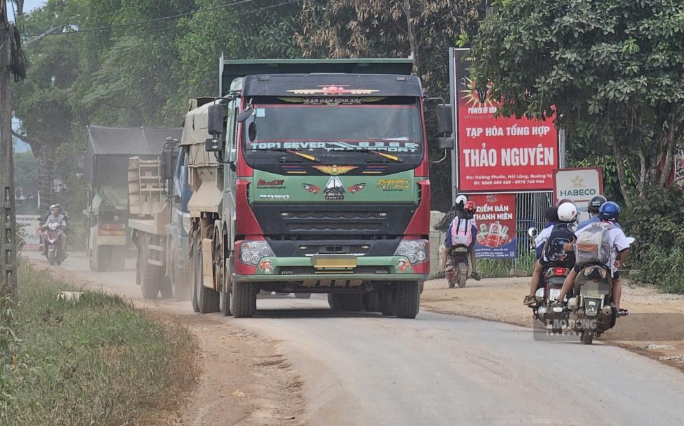 Đường nhỏ, xe tải lớn chạy rầm rập khiến việc đi lại của người dân đối diện với nguy cơ mất an toàn (ảnh chụp ngày 5.10). Ảnh: Hưng Thơ