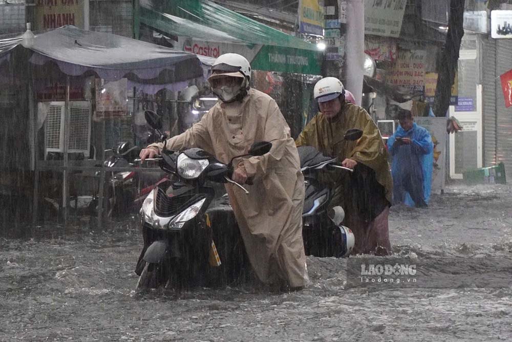 3 things to do immediately when a motorbike stalls in the flooded road