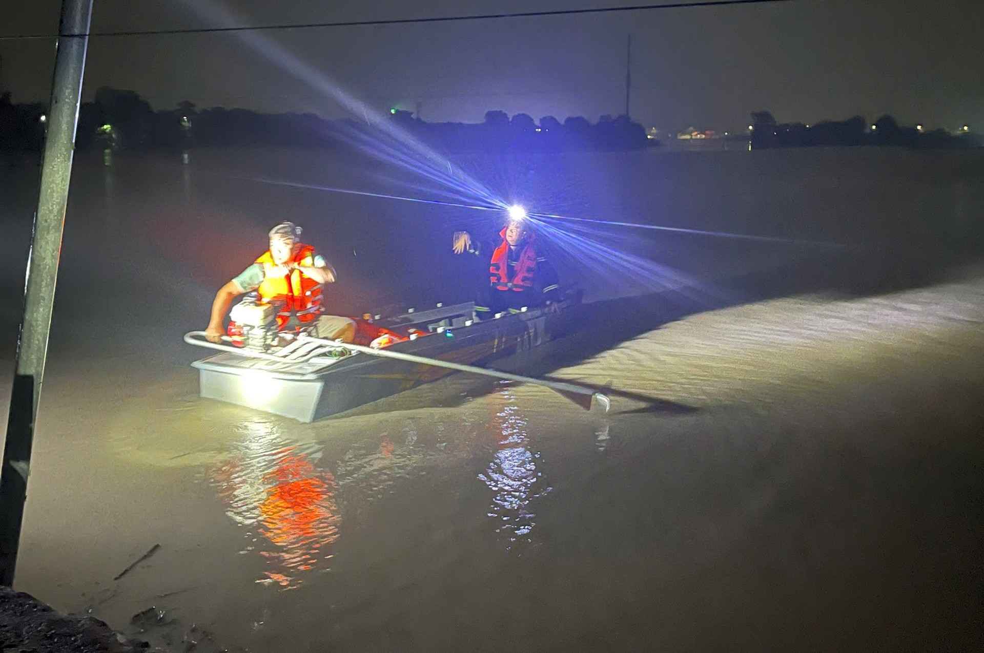 Lực lượng chức năng vào điểm ngập, giải cứu được 12 người ra ngoài an toàn. Ảnh: Phòng PC07 Công an TPHCM