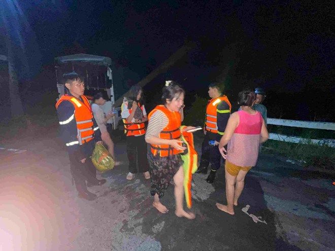 Giải cứu 12 người mắc kẹt tại khu vực Suối Cái sau mưa lớn ở TPHCM