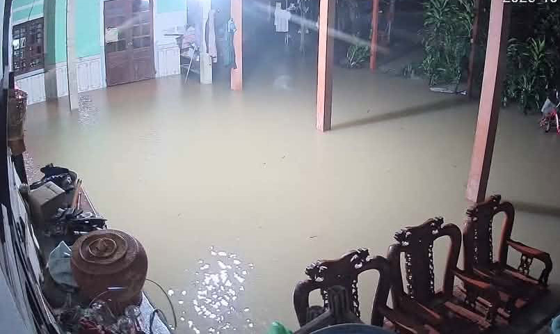 Nước ngập vào nhà dân đêm 5.10. Ảnh: Thôn Văn Thanh