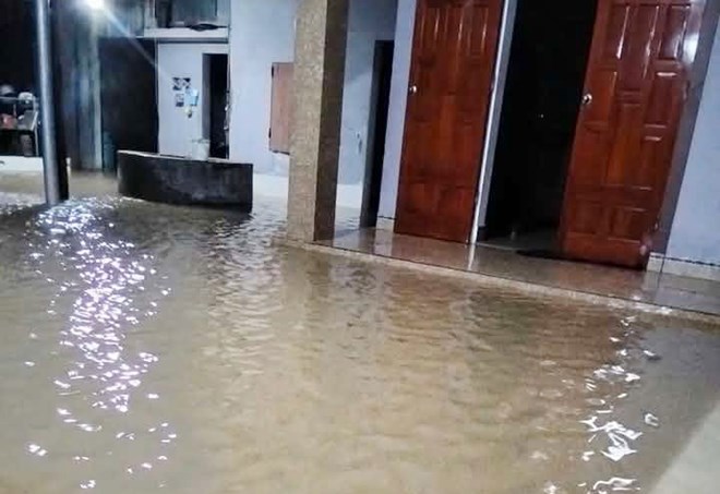 Một thôn ở Hà Tĩnh có 30 hộ dân bị nước ngập vào nhà