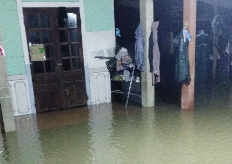 Nước ngập vào nhà khá sâu. Ảnh: Thôn Văn Thanh