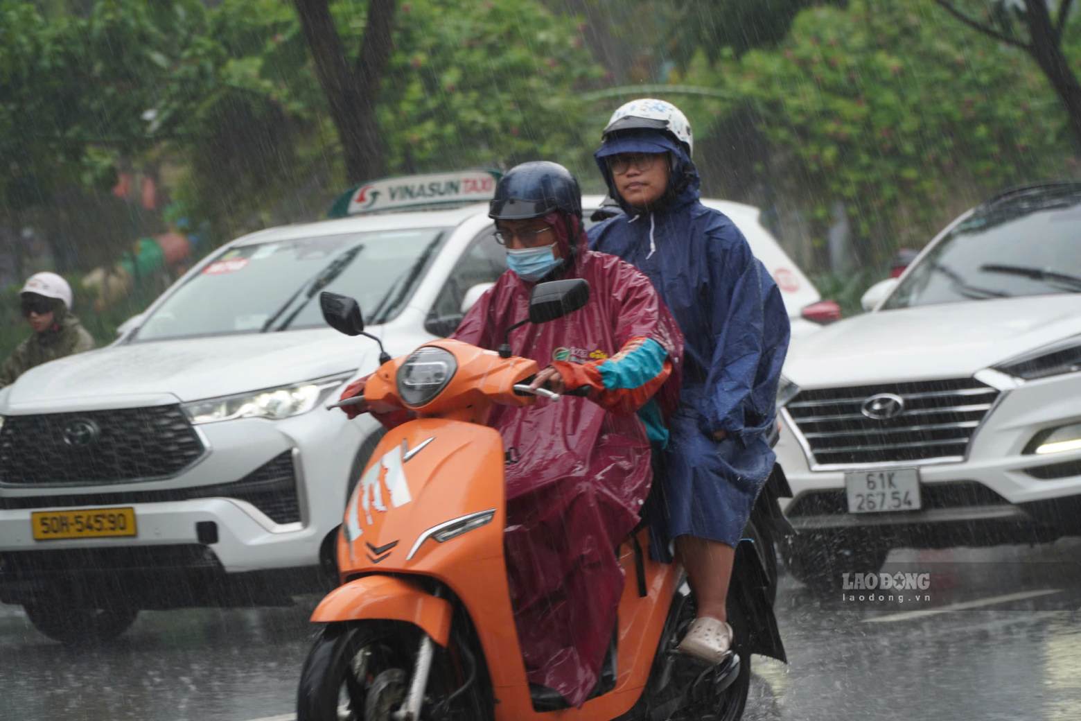 Mưa nặng hạt khiến nhiều tuyến đường ở TPHCM giảm tầm nhìn, người đi xe máy phải di chuyển chậm. Ảnh: Thái Bảo