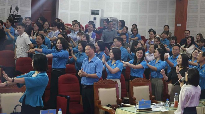 Cán bộ công đoàn, cán bộ nữ công tại Bắc Ninh sôi nổi tham gia buổi tập huấn. Ảnh: Quyết Chiến.