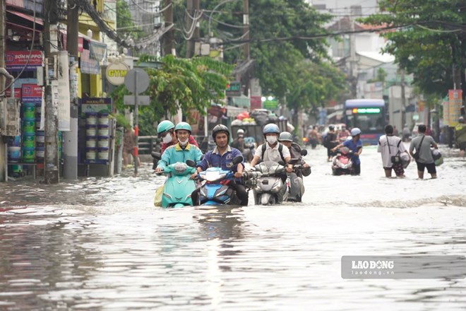 Roads in Ho Chi Minh City at risk of flooding due to heavy rain and ...