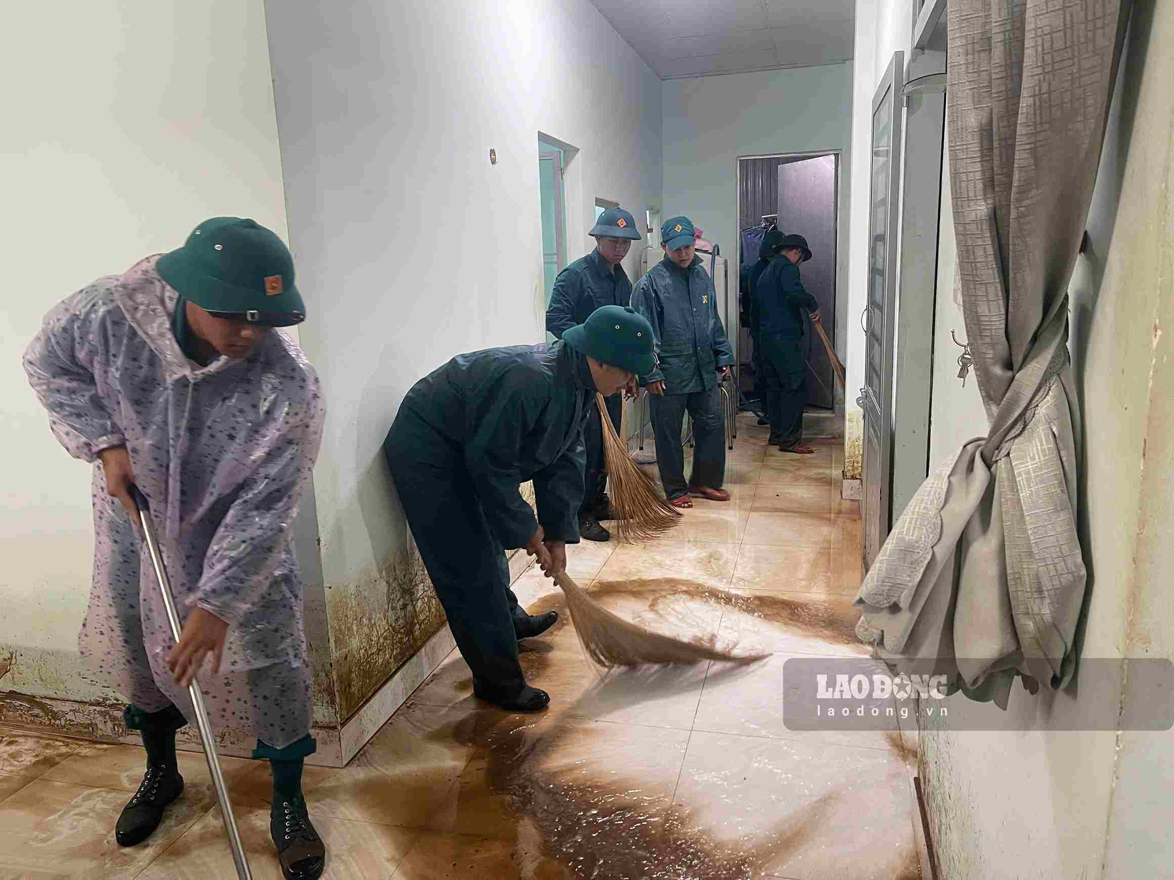 Các lực lượng phường B'Lao hỗ trợ người dân dọn dẹp sau mưa lũ. Ảnh: Phúc Khánh 