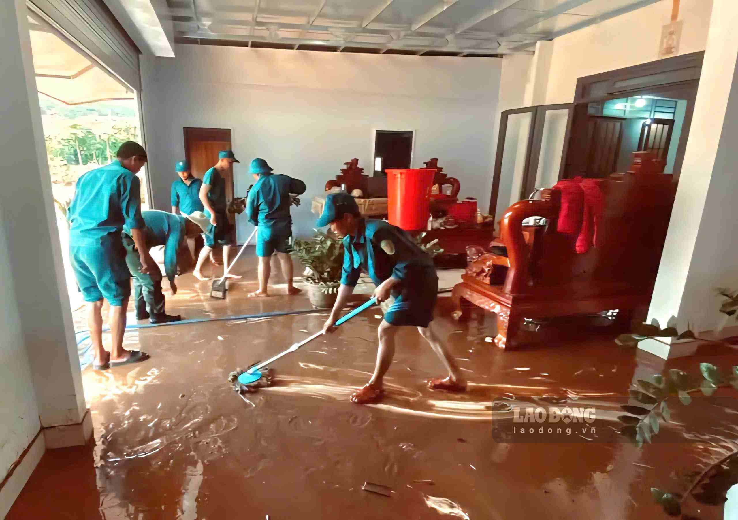 Các lực lượng xã Bảo Lâm 2 hỗ trợ người dân khắc phục hậu quả mưa lũ. Ảnh: Phúc Khánh 