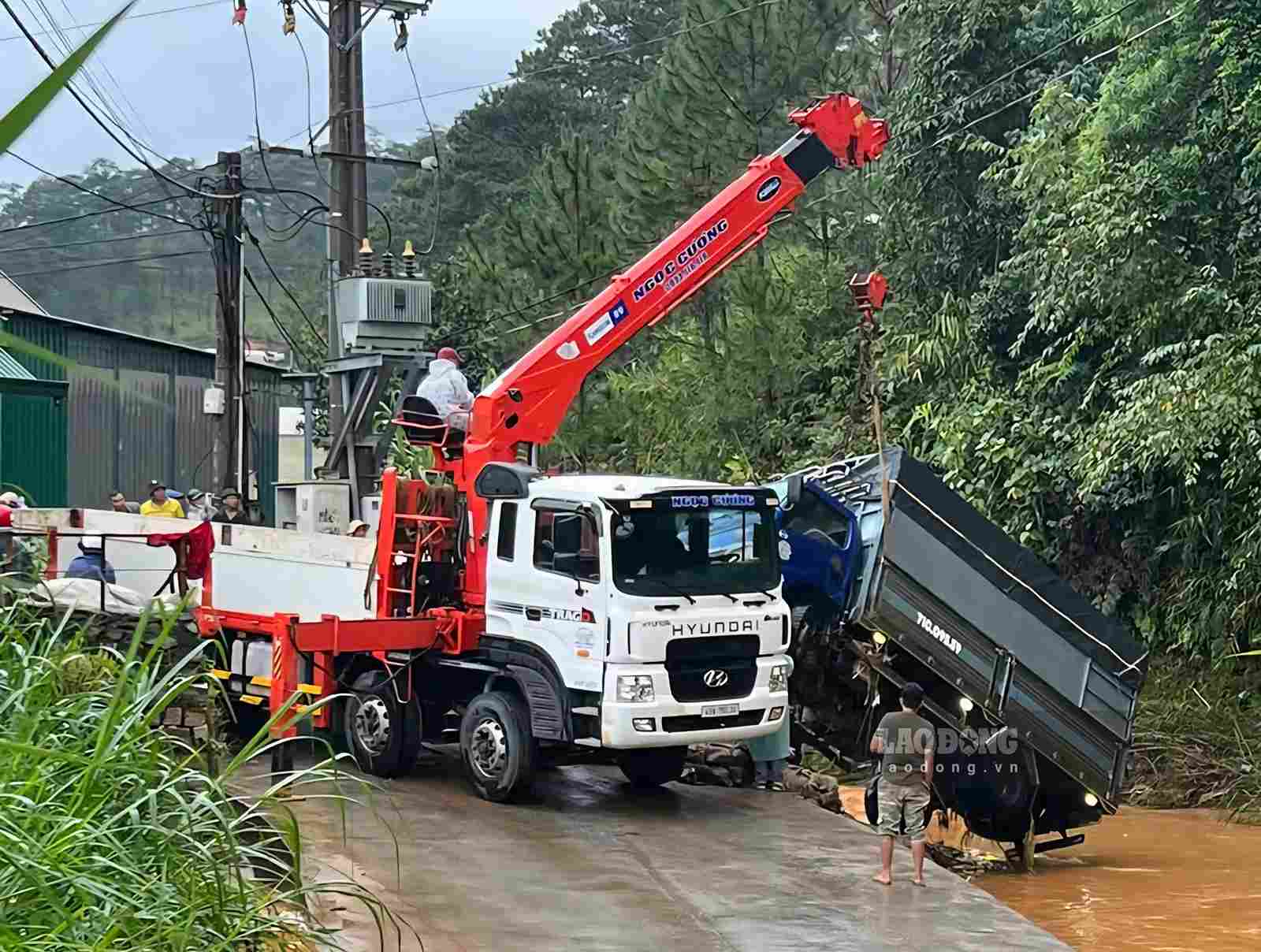 Cứu hộ xe tải bị nước cuối trôi tại phường Xuân Trường - Đà Lạt hôm 6.10. Ảnh: Thịnh Nguyễn 