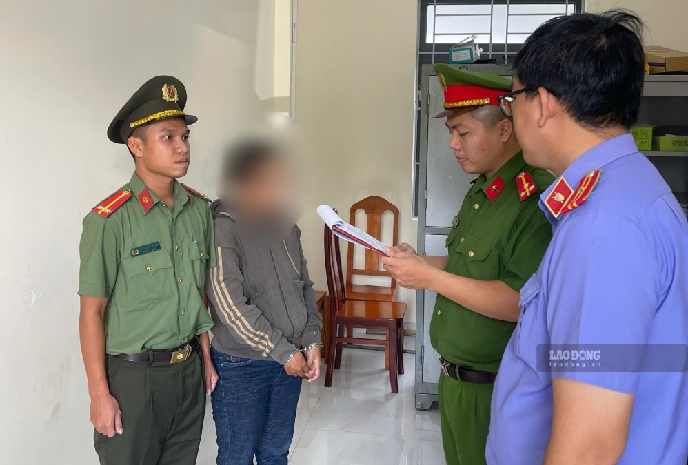 Công an đọc lệnh bắt tạm giam đối tượng trộm tài sản tại tiệm vàng, tháng 4.2026. Ảnh: Tú Trâm