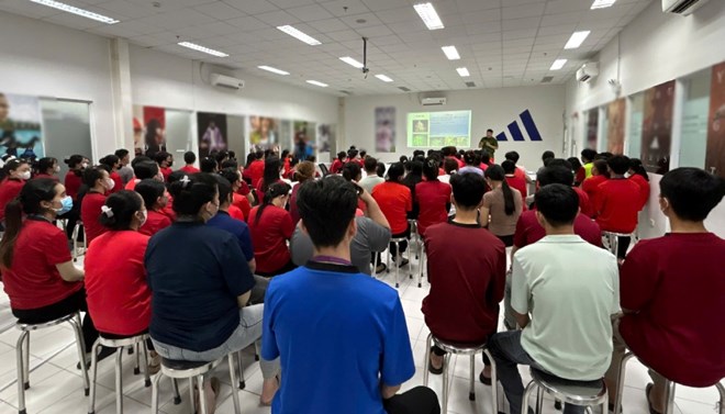 Đến công ty chia sẻ với công nhân kiến thức chăm sóc sức khỏe, phòng tránh tệ nạn
