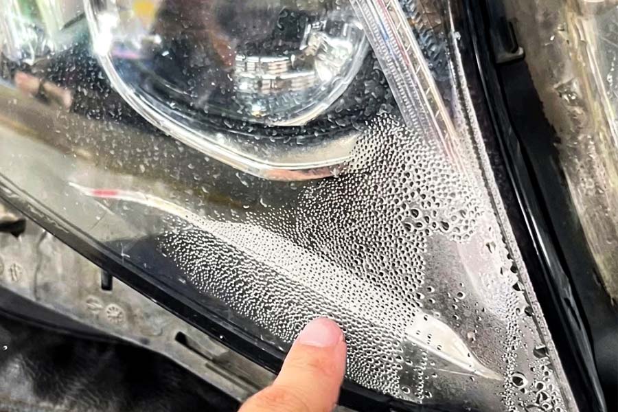 Notes to help drivers handle safely when the car windshield is splashed ...