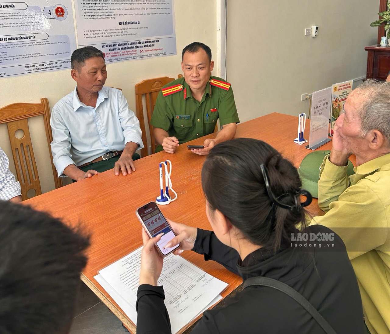 Công an xã Đoài Phương hướng dẫn người dân tích hợp tài khoản an sinh xã hội trên VNeID tại trụ sở.