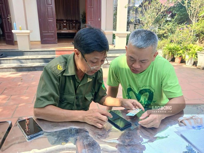 Công an đến tận nhà hỗ trợ người dân tích hợp tài khoản nhận lương hưu, trợ cấp BHXH