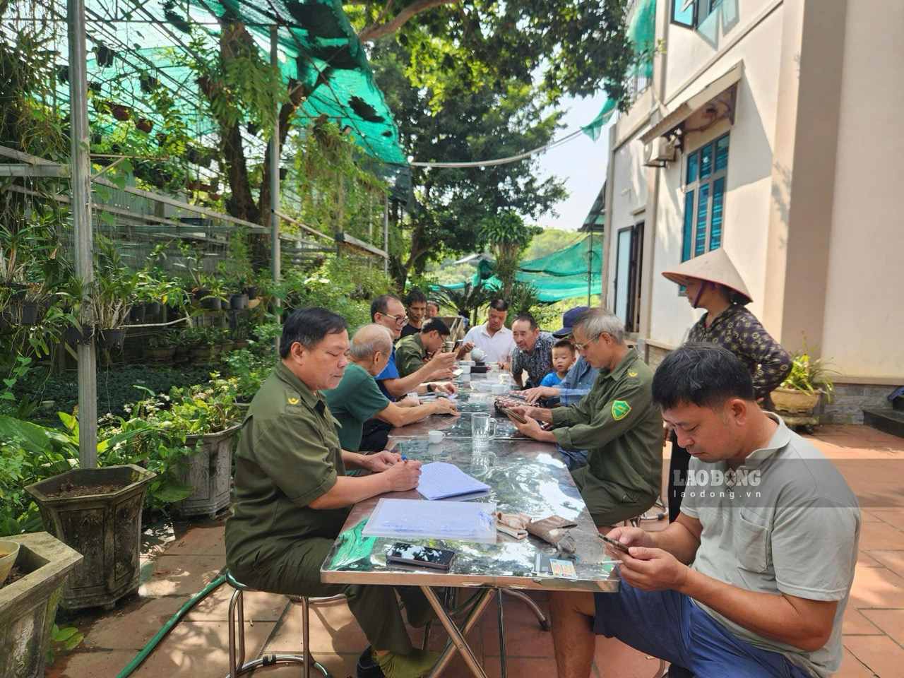 Lực lượng chức năng hỗ trợ người dân tại thôn Kim Tân, xã Đoài Phương, Hà Nội.