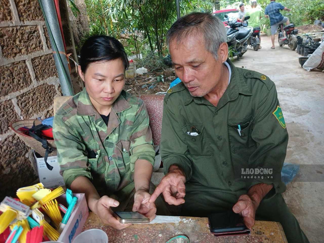 Lực lượng an ninh cơ sở hỗ trợ người dân.