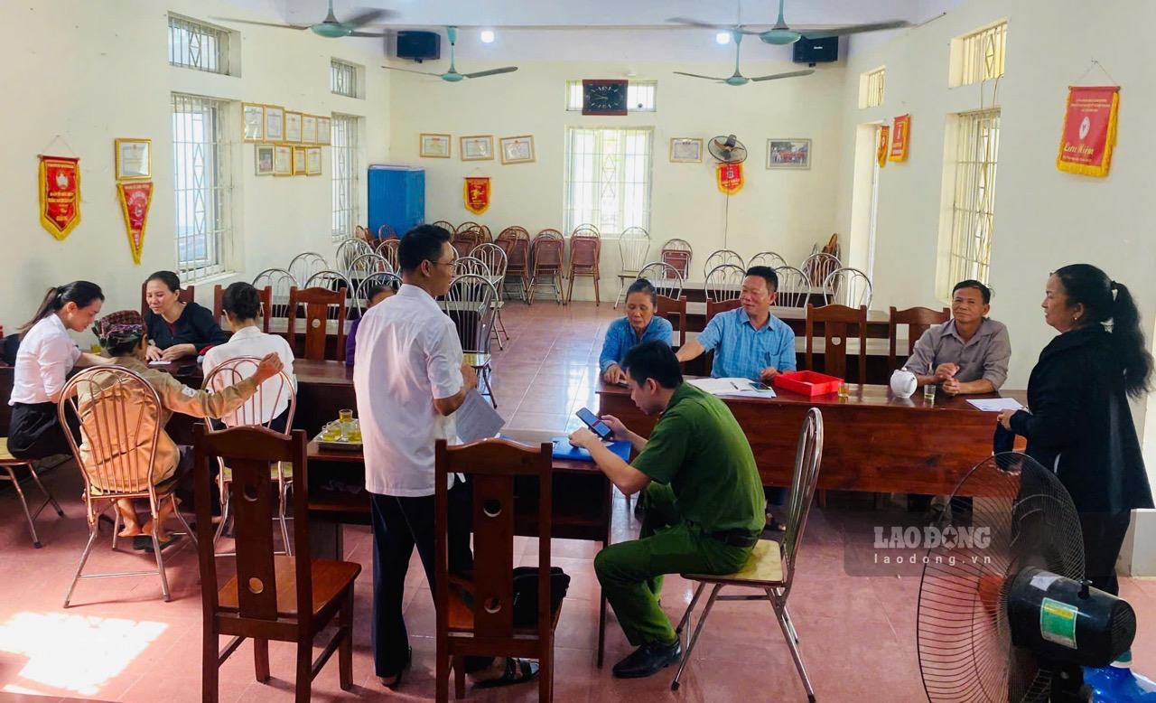 Công an xã Đoài Phương hướng dẫn người dân tích hợp tài khoản an sinh xã hội trên VNeID tại các thôn.