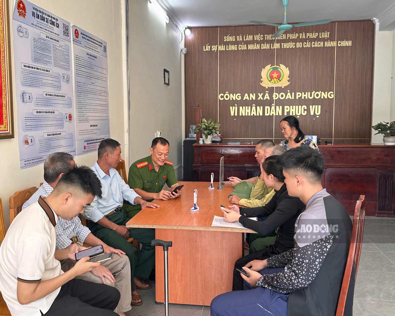Công an xã Đoài Phương hướng dẫn người dân tích hợp tài khoản an sinh xã hội trên VNeID.