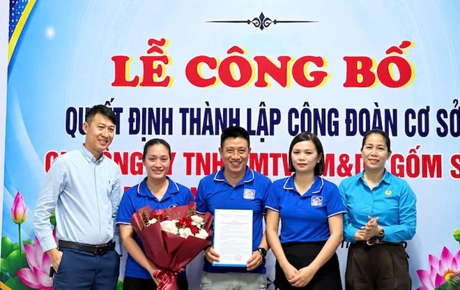 Lễ công bố quyết định công nhận đoàn viên và thành lập Công đoàn cơ sở Chi nhánh Công ty TNHH MTV Thương mại và Dịch vụ Gốm sứ Minh Nghĩa Quảng Trị. Ảnh: Công đoàn phường Nam Đông Hà