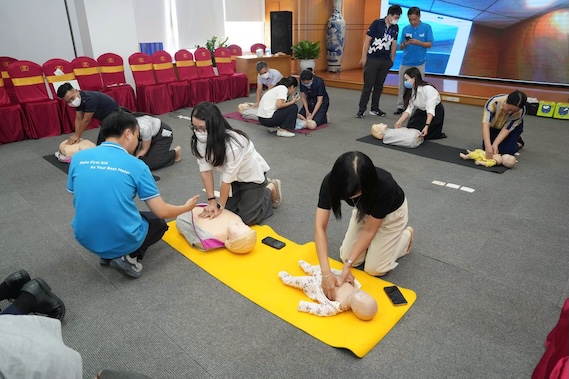 Primary first aid training for officials, union members, and workers