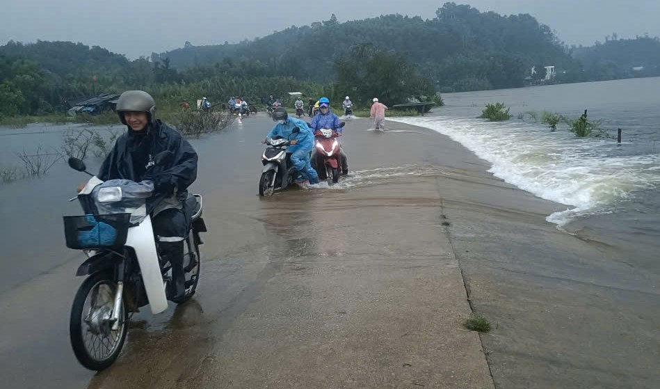 Heavy rain causes localized flooding in Van Tuong commune, Quang Ngai ...
