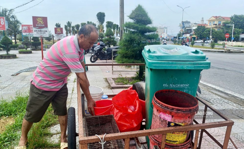 Ông Nguyễn Hoài An, chủ quán ăn Hiền An dọn dẹp quán, lo lắng về sinh kế của gia đình sau khi hoàn trả mặt bằng. Ảnh: Thanh Trung ghi nhận vào chiều 7.10