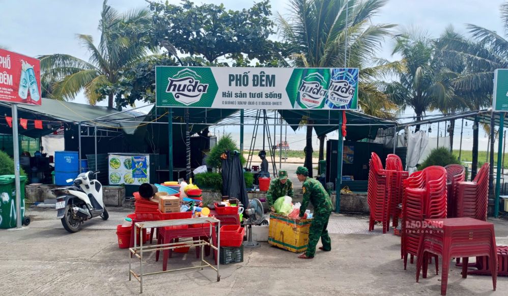 Chính quyền hỗ trợ các tiểu thương dọn dẹp hàng quán. Ảnh: Thanh Trung ghi nhận ngày 7.10