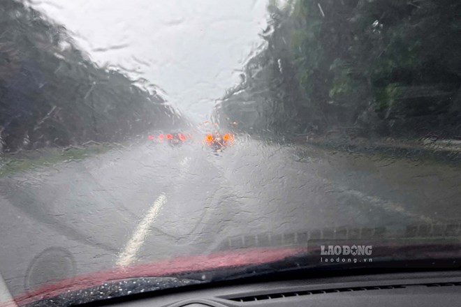 Notes to help drivers handle safely when the car windshield is splashed ...