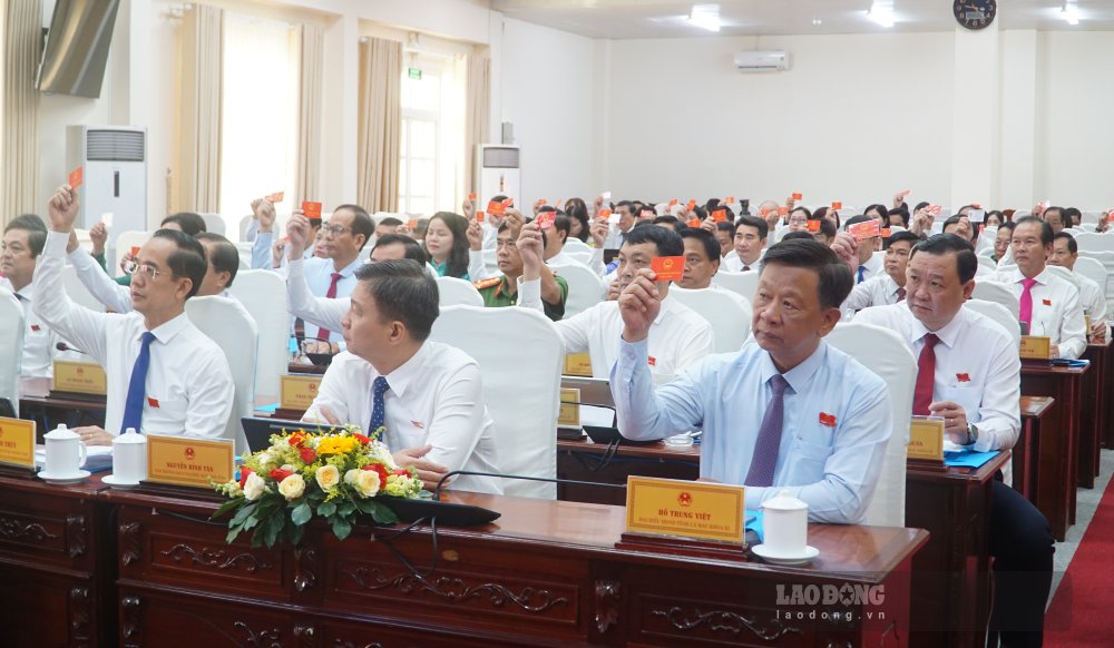 Các đại biểu HĐND tỉnh Cà Mau chính thức thông qua Nghị  quyết chủ trương đầu tư dự án Đường ven biển (ảnh chụp ngày 8.10.2026). Ảnh: Nhật Hồ.