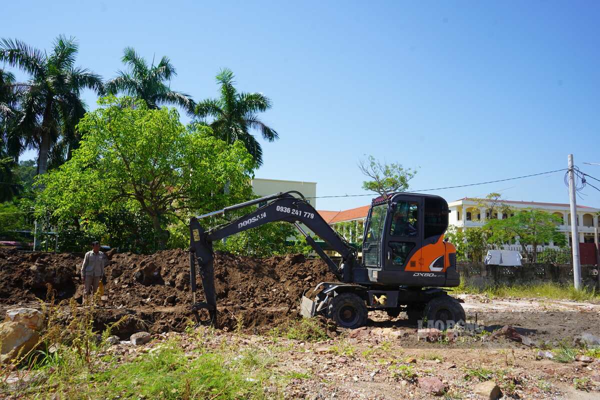 Các đơn vị thi công phấn đấu cơ bản hoàn thành tuyến đường trước Tết nguyên đán. Ảnh: Mai Dung