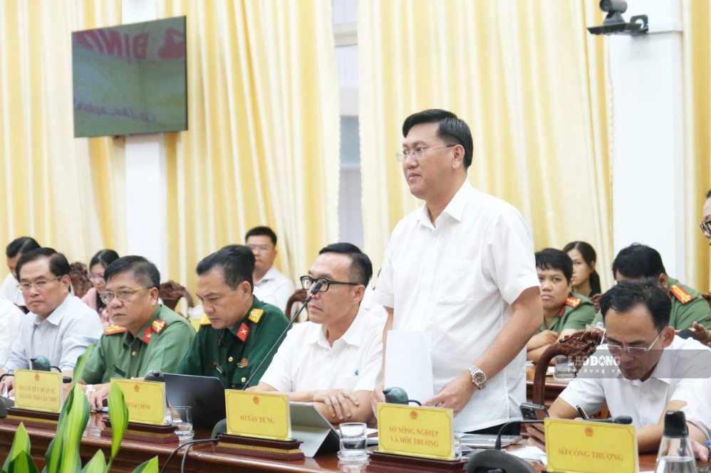 Ông Mai Văn Tân - Giám đốc Sở Xây dựng TP Cần Thơ thông tin tại buổi họp báo. Ảnh: Tạ Quang (chụp ngày 8.10)