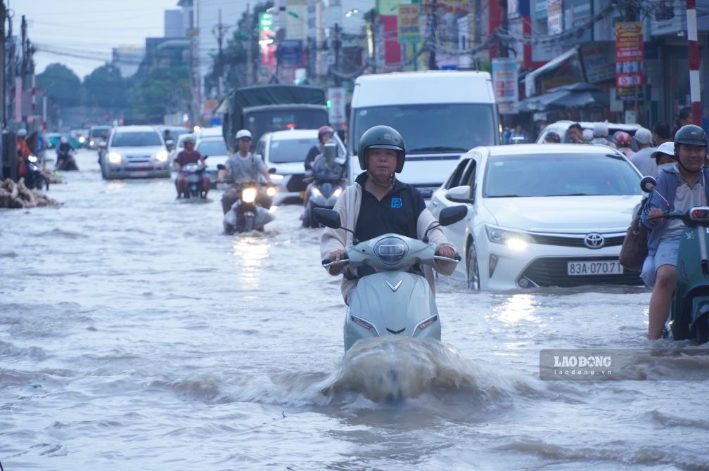 Triều cường dâng cao trên đường Cách mạng Tháng Tám. Ảnh: Tạ Quang (ảnh chụp ngày 28.9)