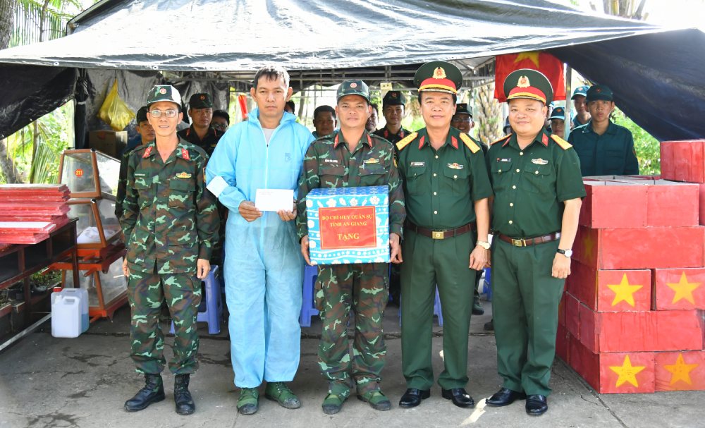 Thăm, động viên lực lượng làm nhiệm vụ lấy mẫu sinh phẩm hài cốt liệt sĩ. Ảnh: Phương Vũ/Bộ CHQS An Giang